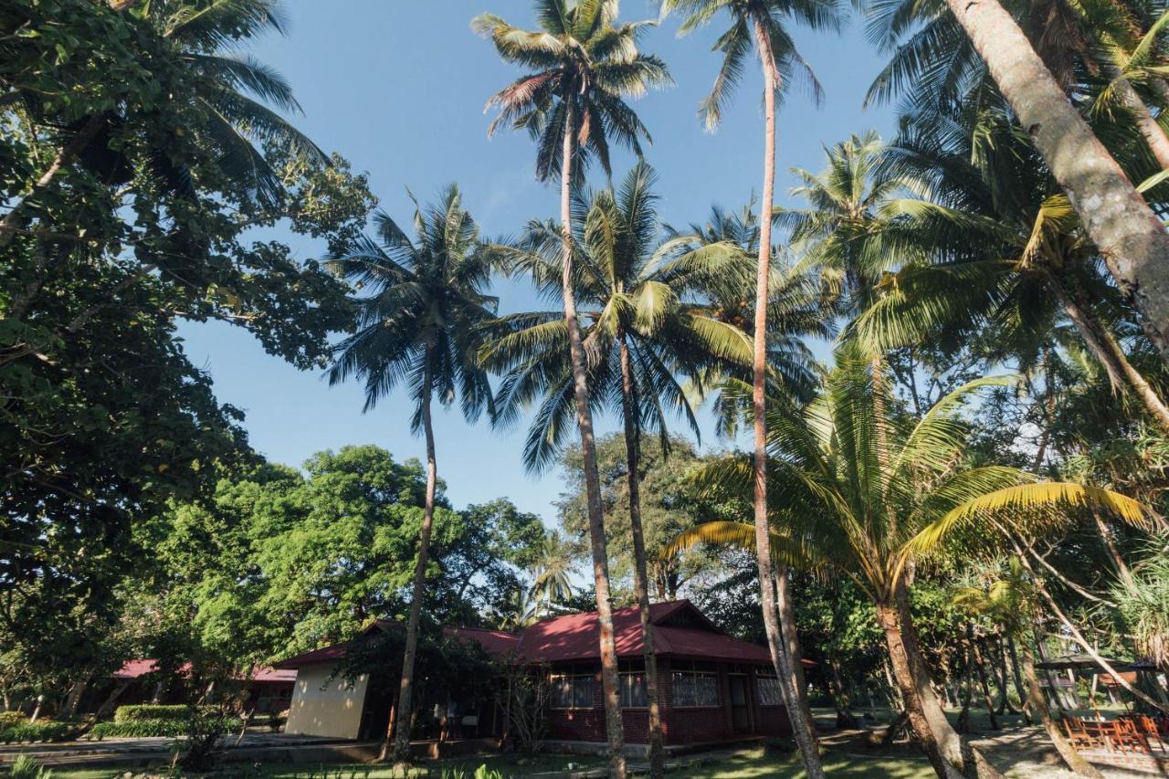 Oyo 1688 Collin Beach Hotel Ambon Esterno foto