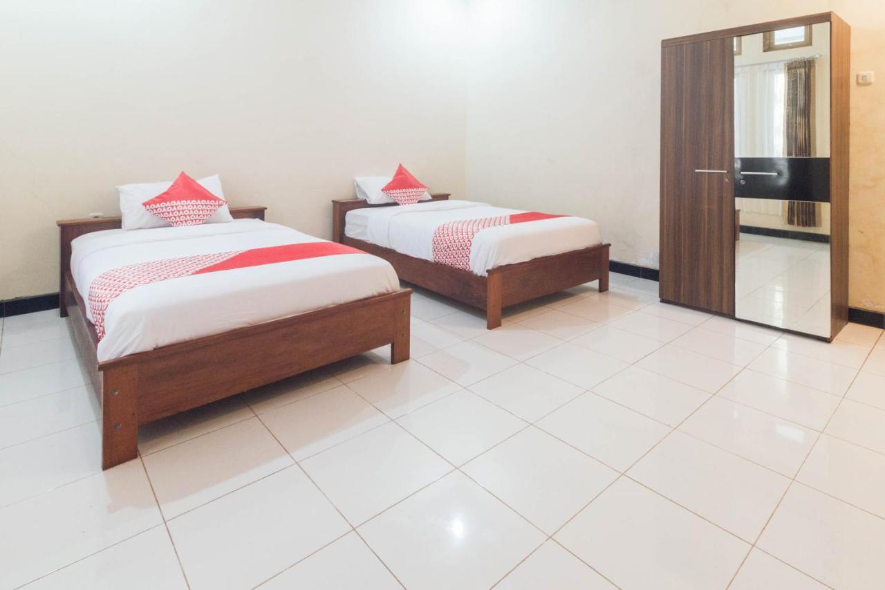 Oyo 1688 Collin Beach Hotel Ambon Esterno foto