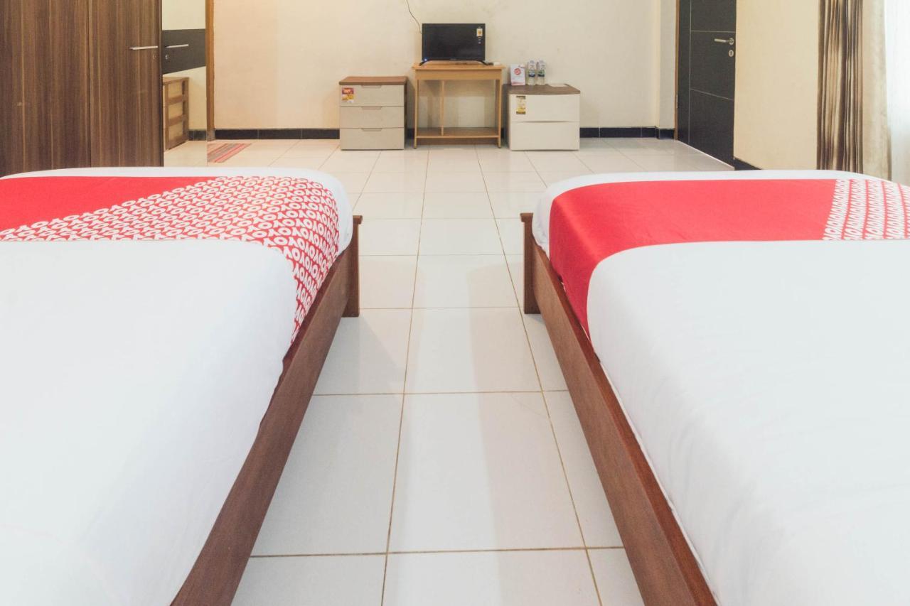 Oyo 1688 Collin Beach Hotel Ambon Esterno foto