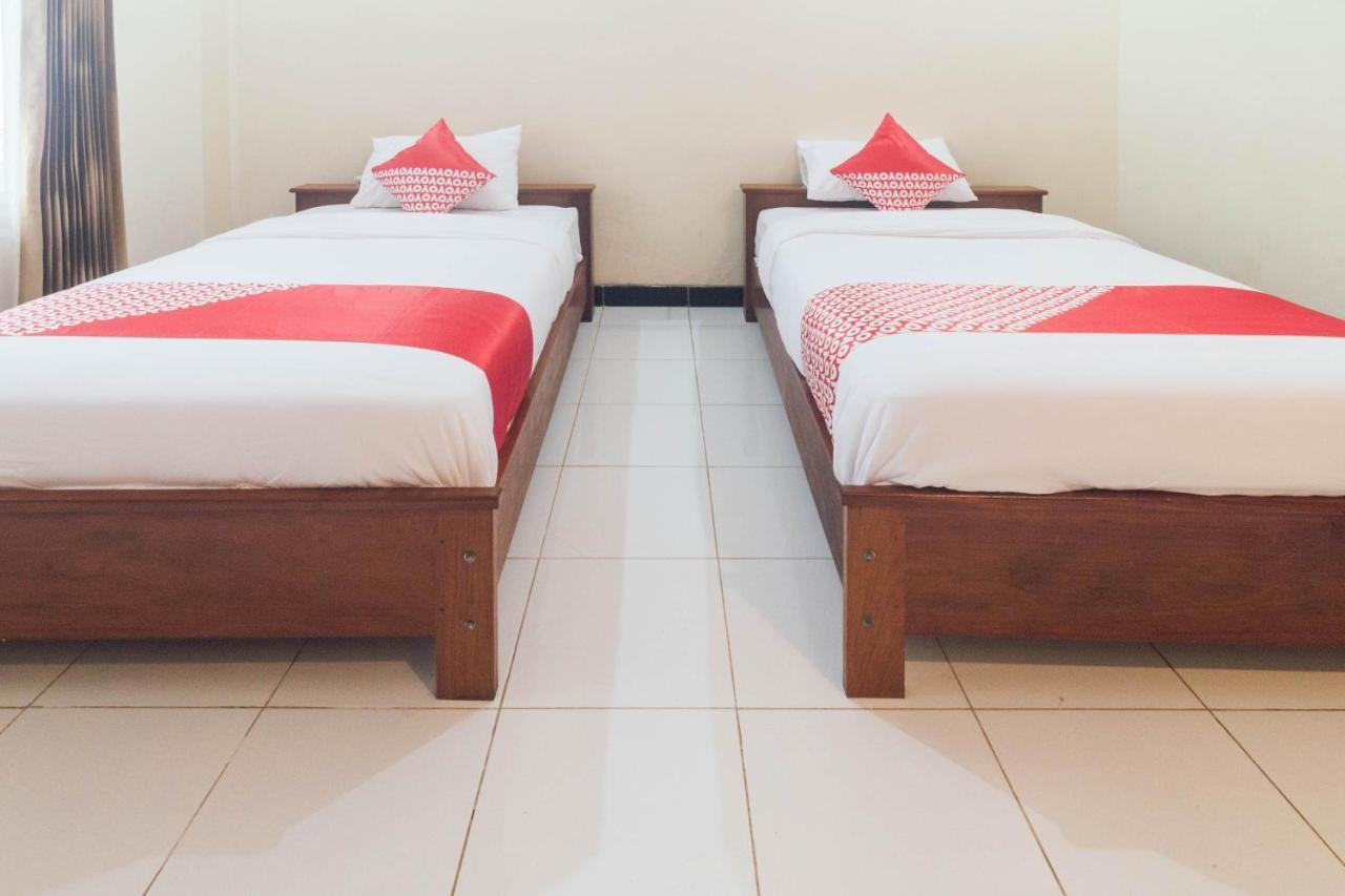 Oyo 1688 Collin Beach Hotel Ambon Esterno foto