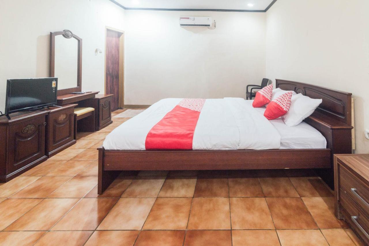 Oyo 1688 Collin Beach Hotel Ambon Esterno foto