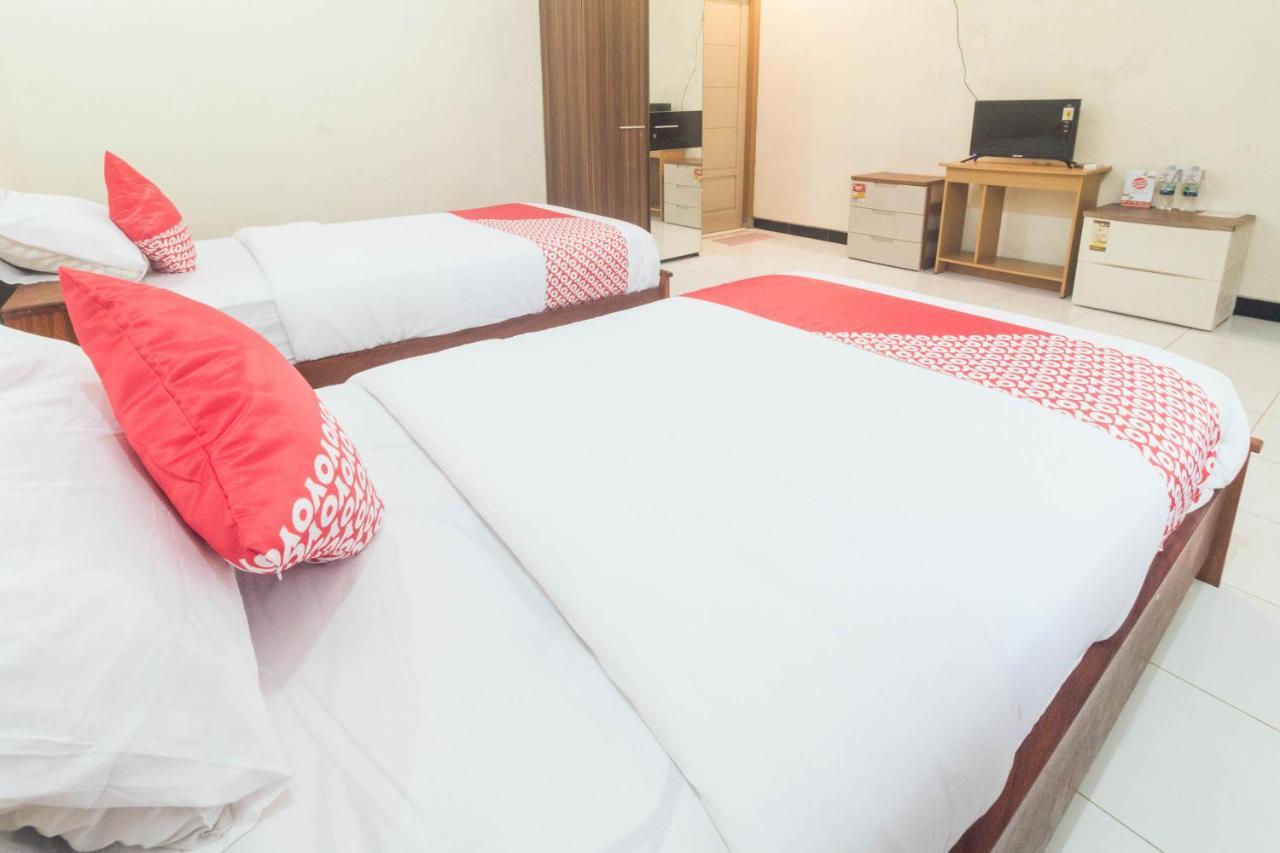 Oyo 1688 Collin Beach Hotel Ambon Esterno foto