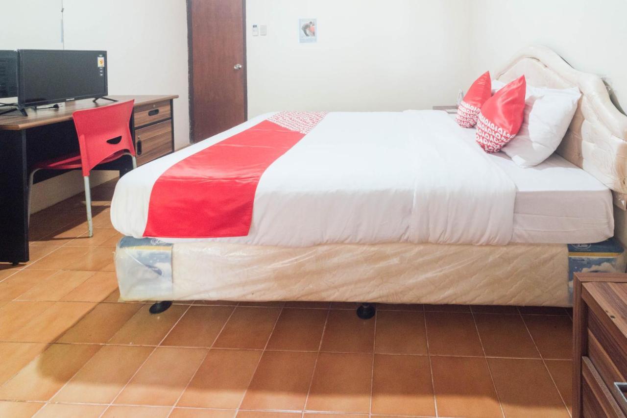 Oyo 1688 Collin Beach Hotel Ambon Esterno foto